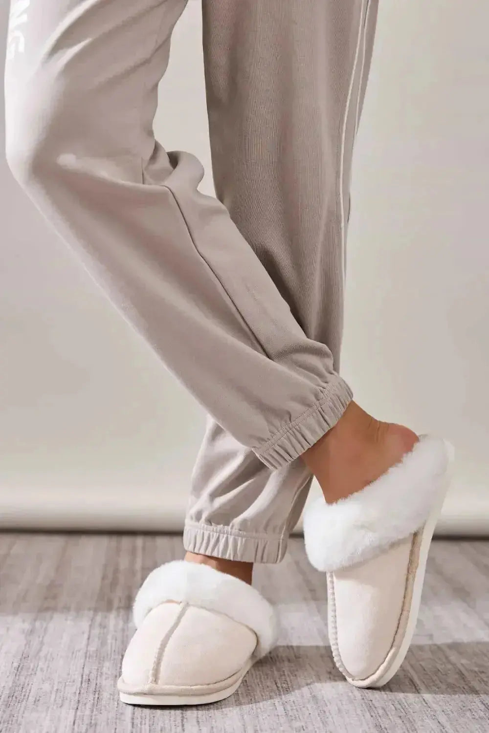 Faux Fur Round Toe Slippers - Plush Fashion Hub