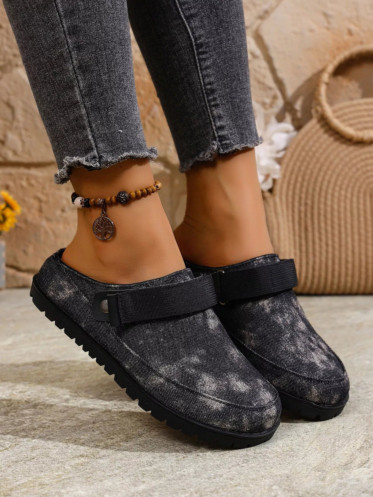 Women's round toe slip-on casual flats made of comfortable faux leather, featuring a simple, stylish design for everyday wear.